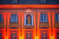 Hauptgebäude orange beleuchtet